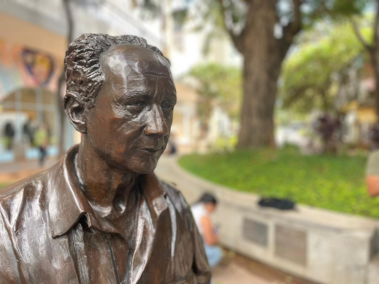 Roberto Drummond volta à Savassi: PBH entrega estátua, restaurada após ato de vandalismo