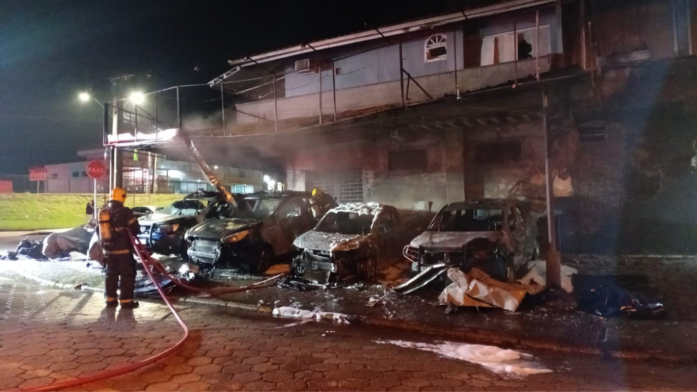 Incêndio criminoso destrói viaturas e parte do prédio de secretaria de segurança em SC