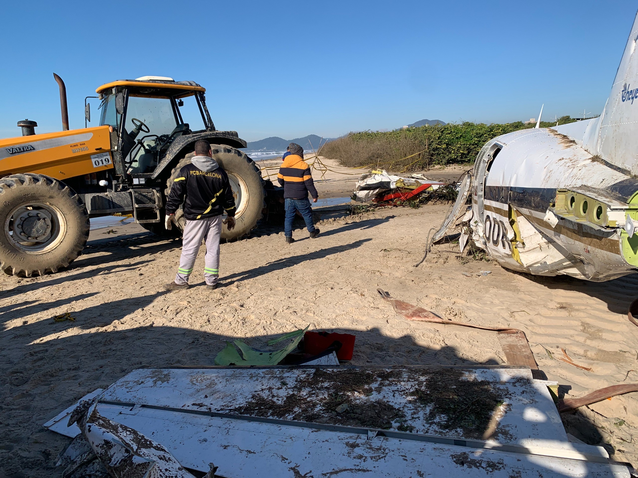 Avião é serrado em pedaços em praia de SC dois dias após cair; entenda