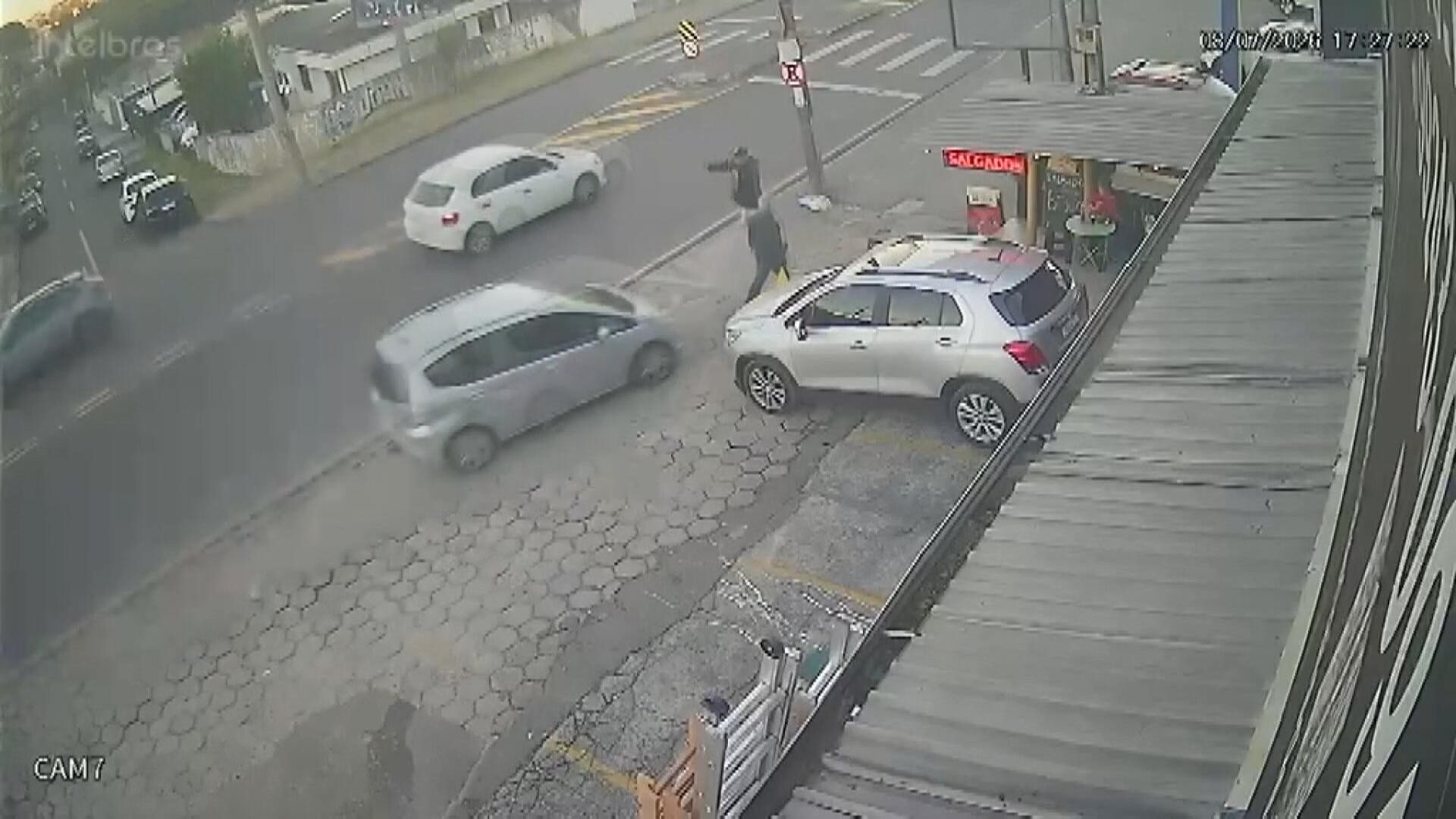 Idoso morre após ser atropelado na calçada em Curitiba; motorista diz que teve 'apagão'