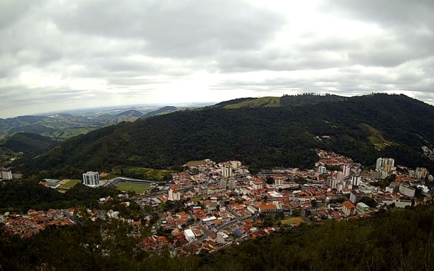 Oferta de imóveis faz diárias subirem 42% em Serra Negra e caírem 53% em Águas de Lindóia nas férias de julho