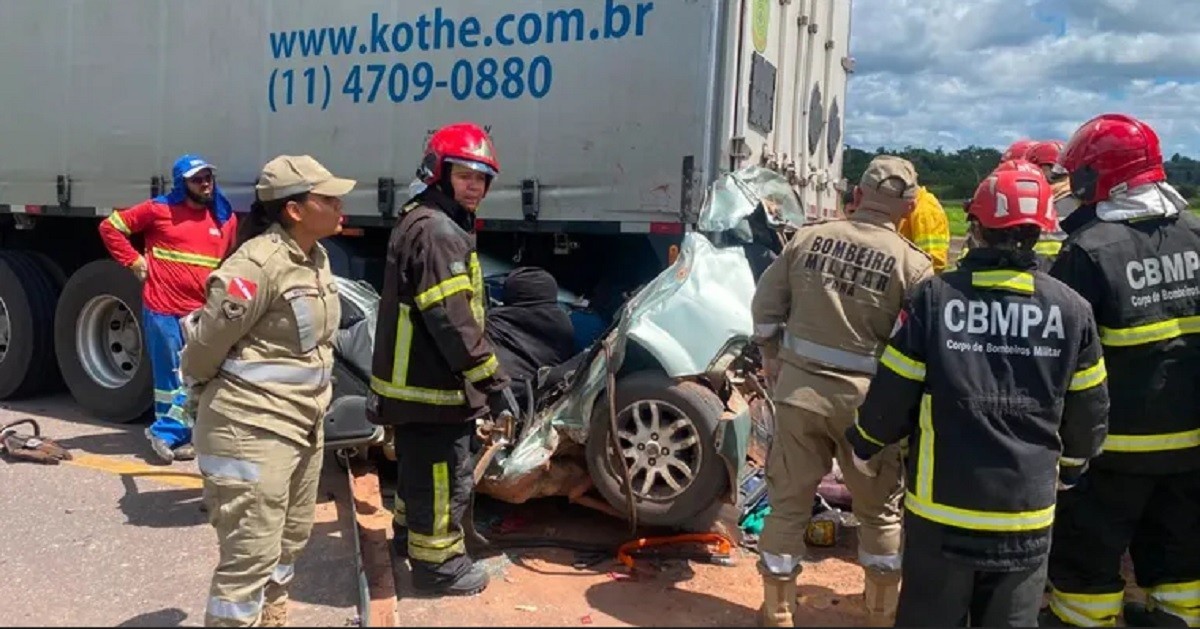 Duas pessoas morrem e duas ficam feridas em acidente entre carretas e carro na PA-150, em Tailândia