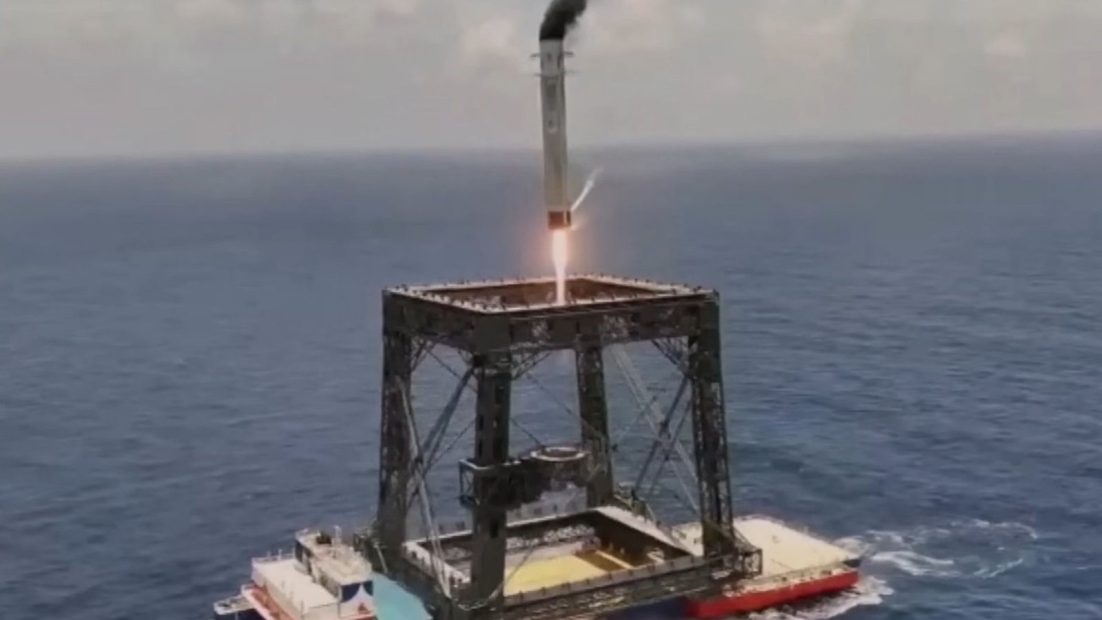 China pousa foguete reutilizável no mar com sucesso e desafia SpaceX