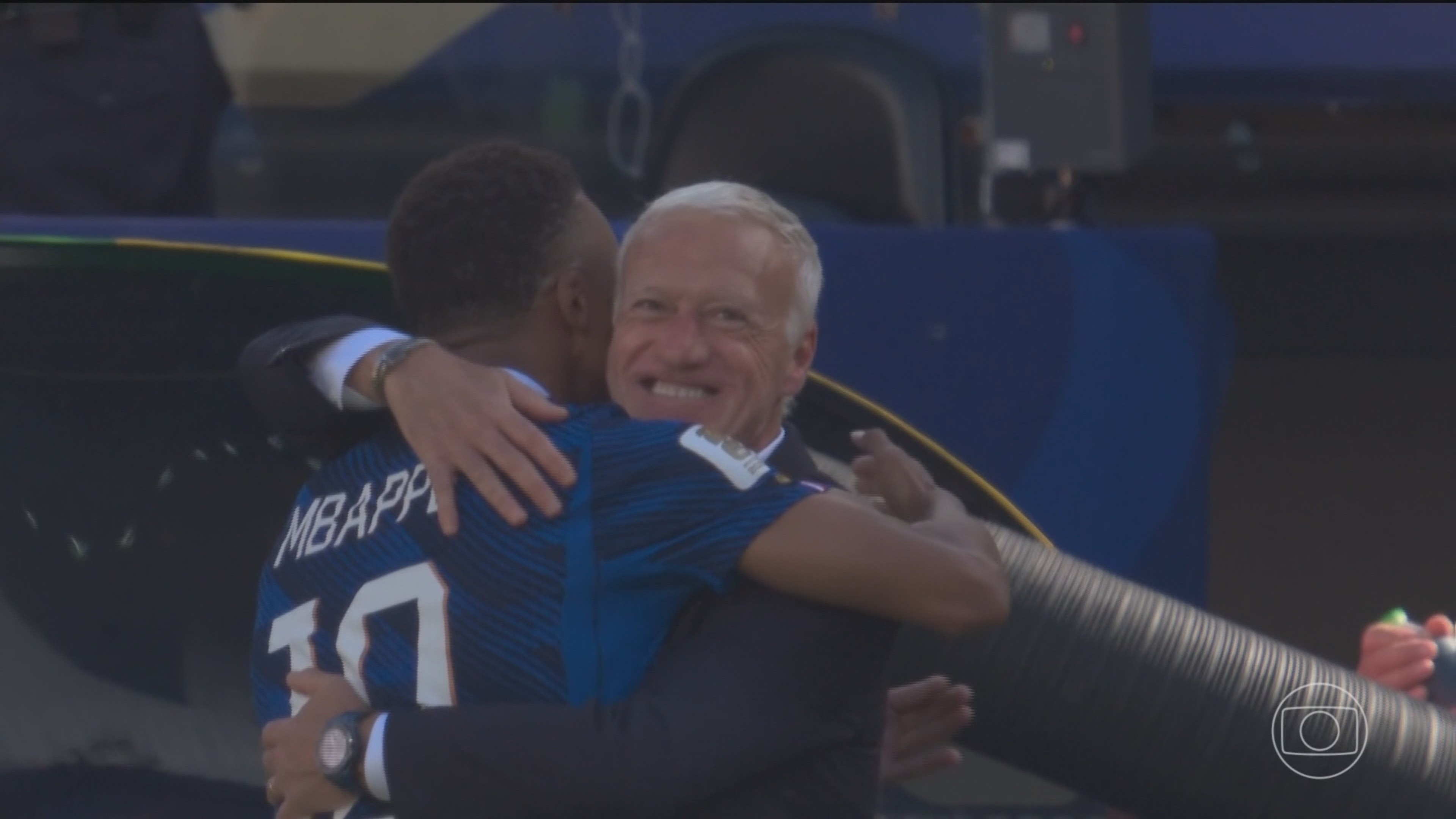 Técnico Didier Deschamps se classifica para a terceira semifinal seguida em Copas do Mundo