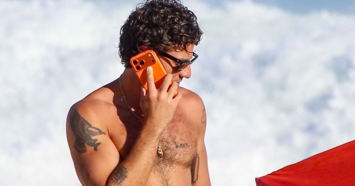 Chay Suede curte praia em Ipanema e exibe tanquinho; veja fotos