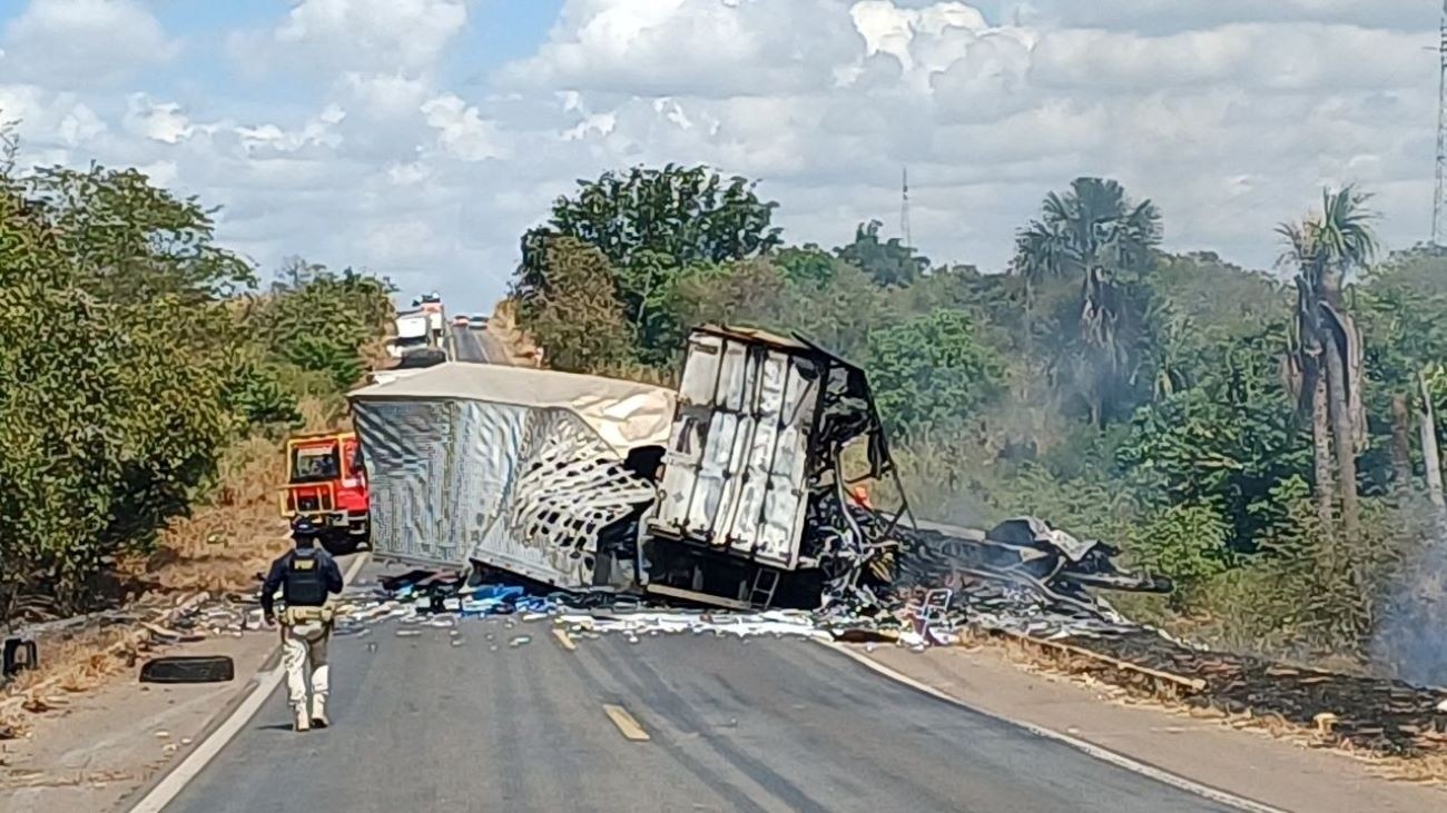 Acidente entre carretas deixa mortos e bloqueia BR-153 em Colinas do Tocantins