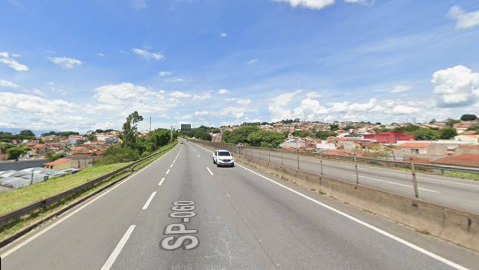 Engavetamento entre caminhão e carros deixa três feridos na Dutra, em Taubaté