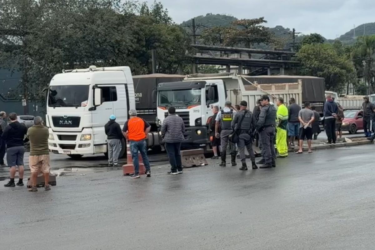 Caminhoneiros fazem paralisação no Porto de Santos por votação da MP do Frete