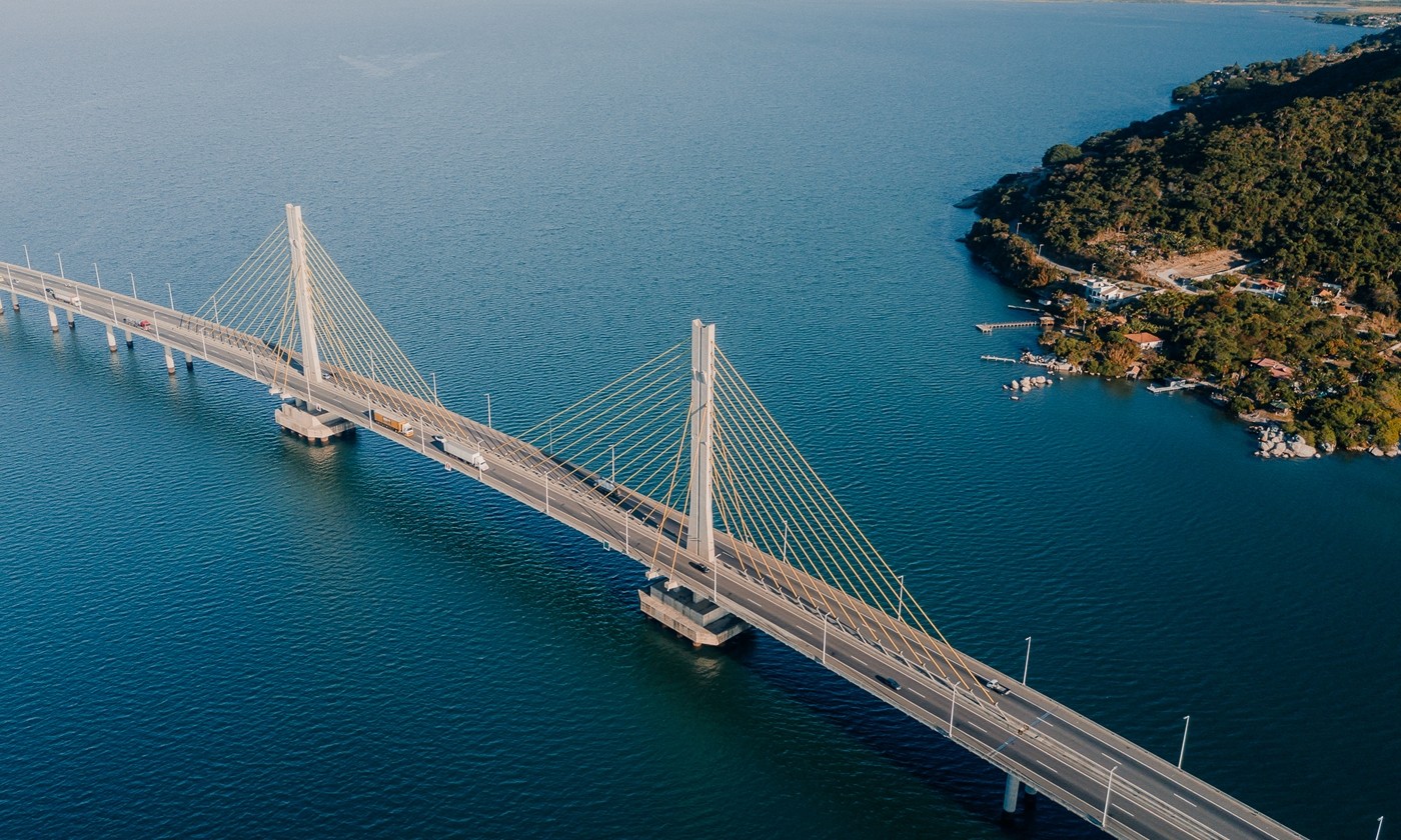 Interdição da Ponte Anita Garibaldi, de quase 3 km, entra no 4º dia com uso de balsas para desafogar trânsito