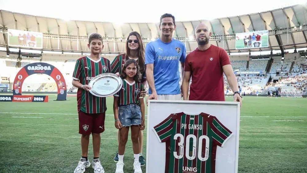 Ganso é homenageado por marca histórica com a camisa do Fluminense