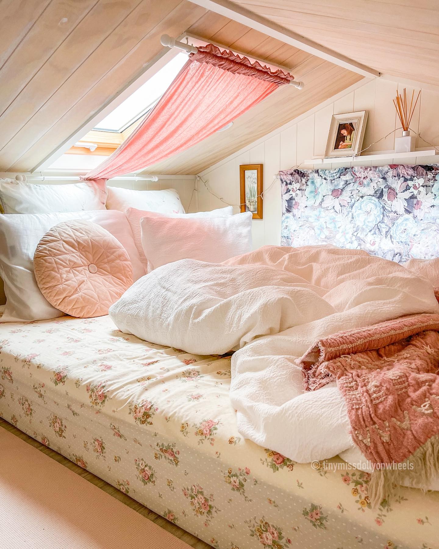 Esta minicasa de 17m² tem closet e lavanderia; veja fotos