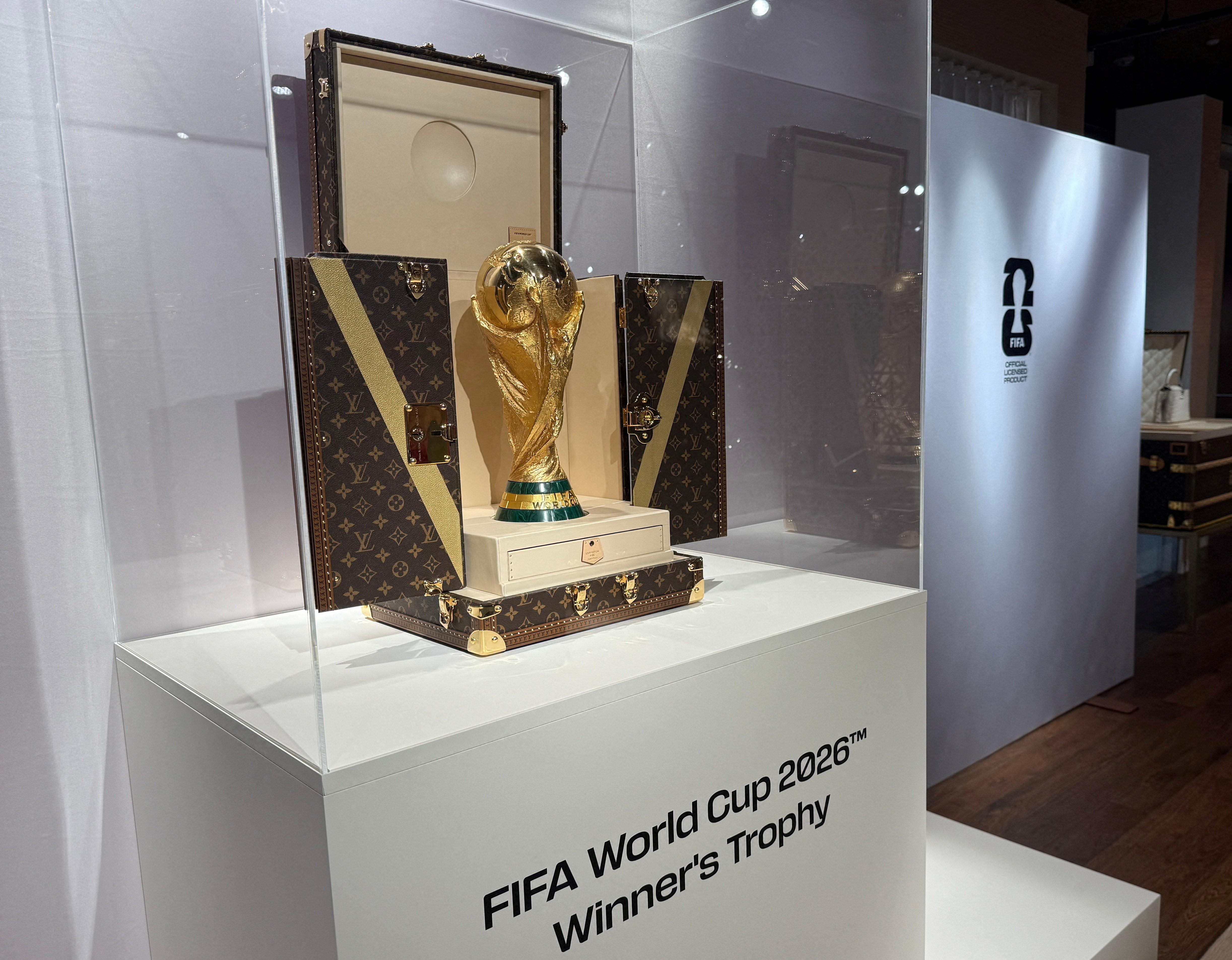 Taça da Copa do Mundo chegará ao estádio da final em um baú personalizado da Louis Vuitton; veja