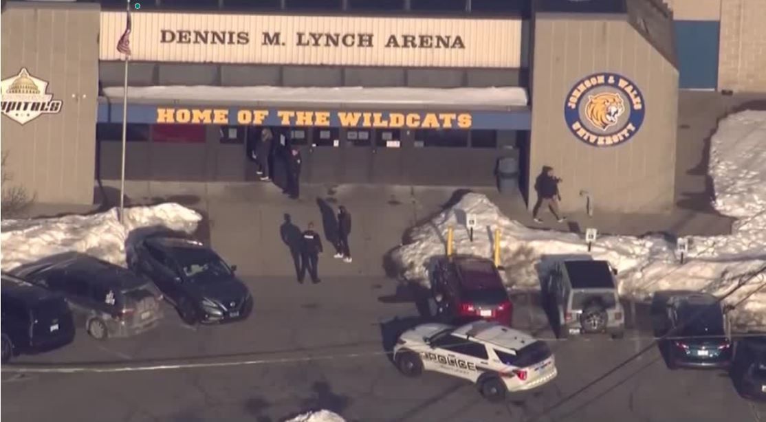 Atirador mata menina e fere dois em pista de hóquei nos Estados Unidos