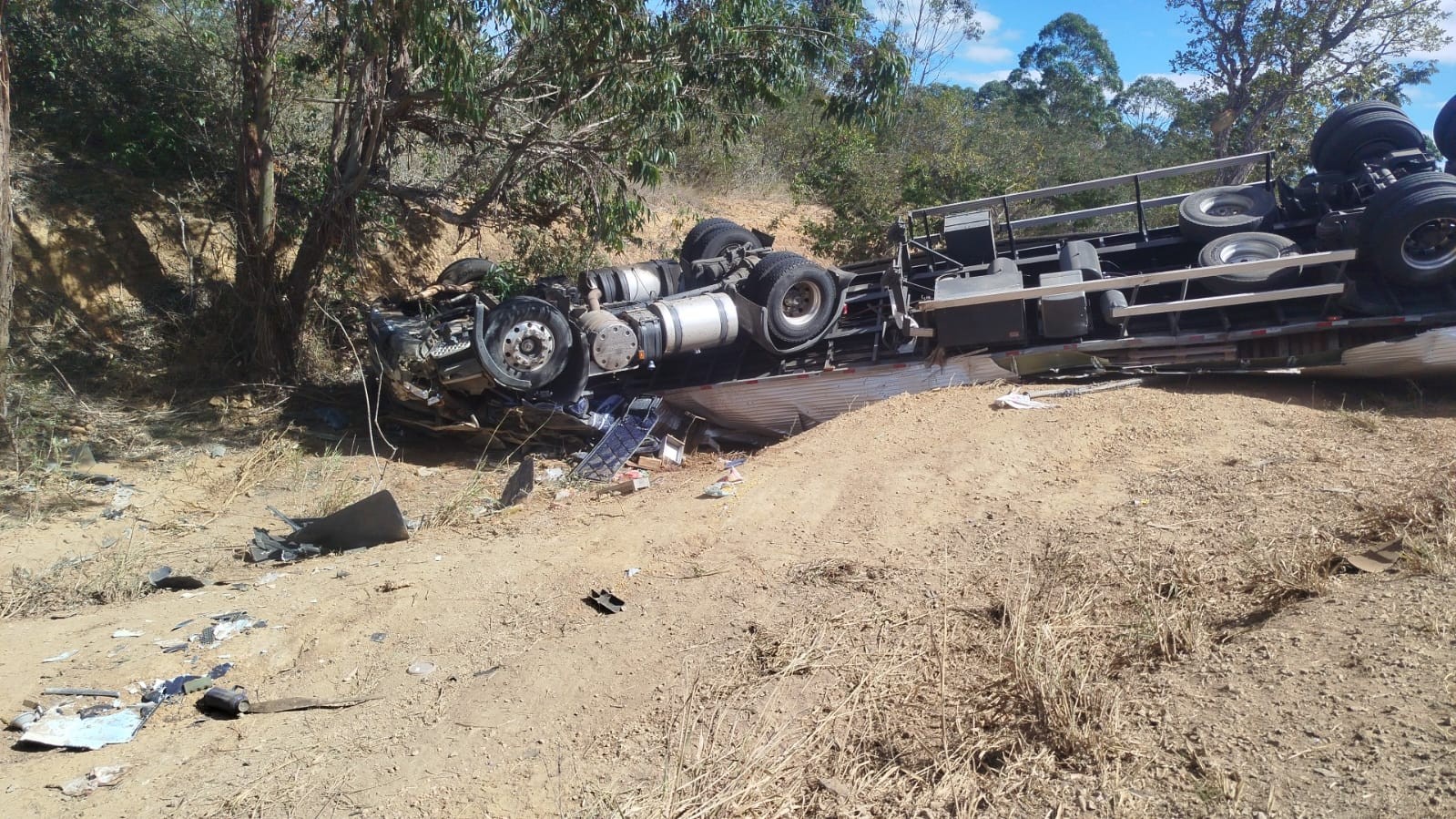 Carreta carregada com polietileno sai da pista e tomba na BR-251 após ser atingida por outra carreta durante ultrapassagem