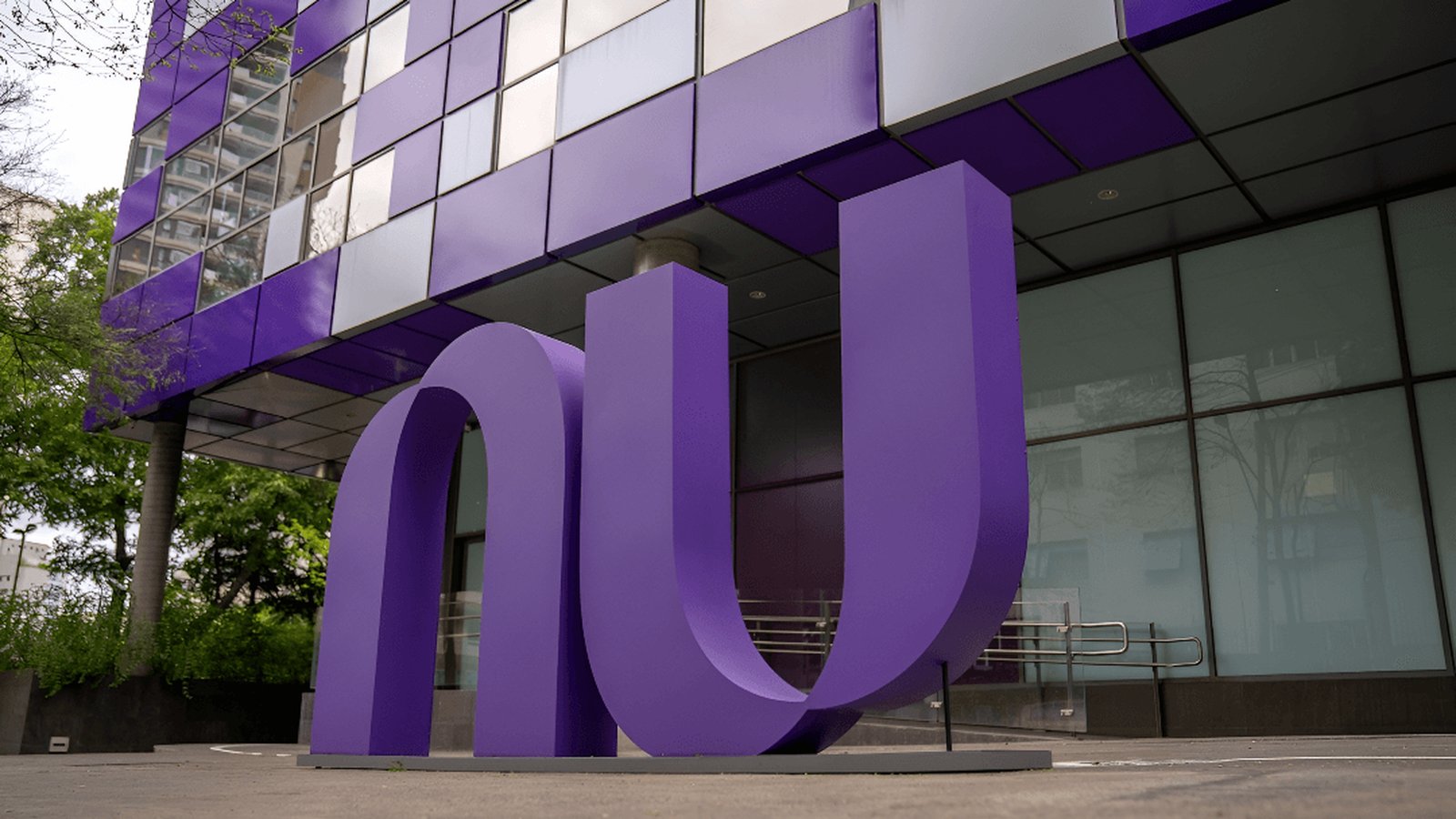 Nubank compra Porto Real para não perder o 'bank'