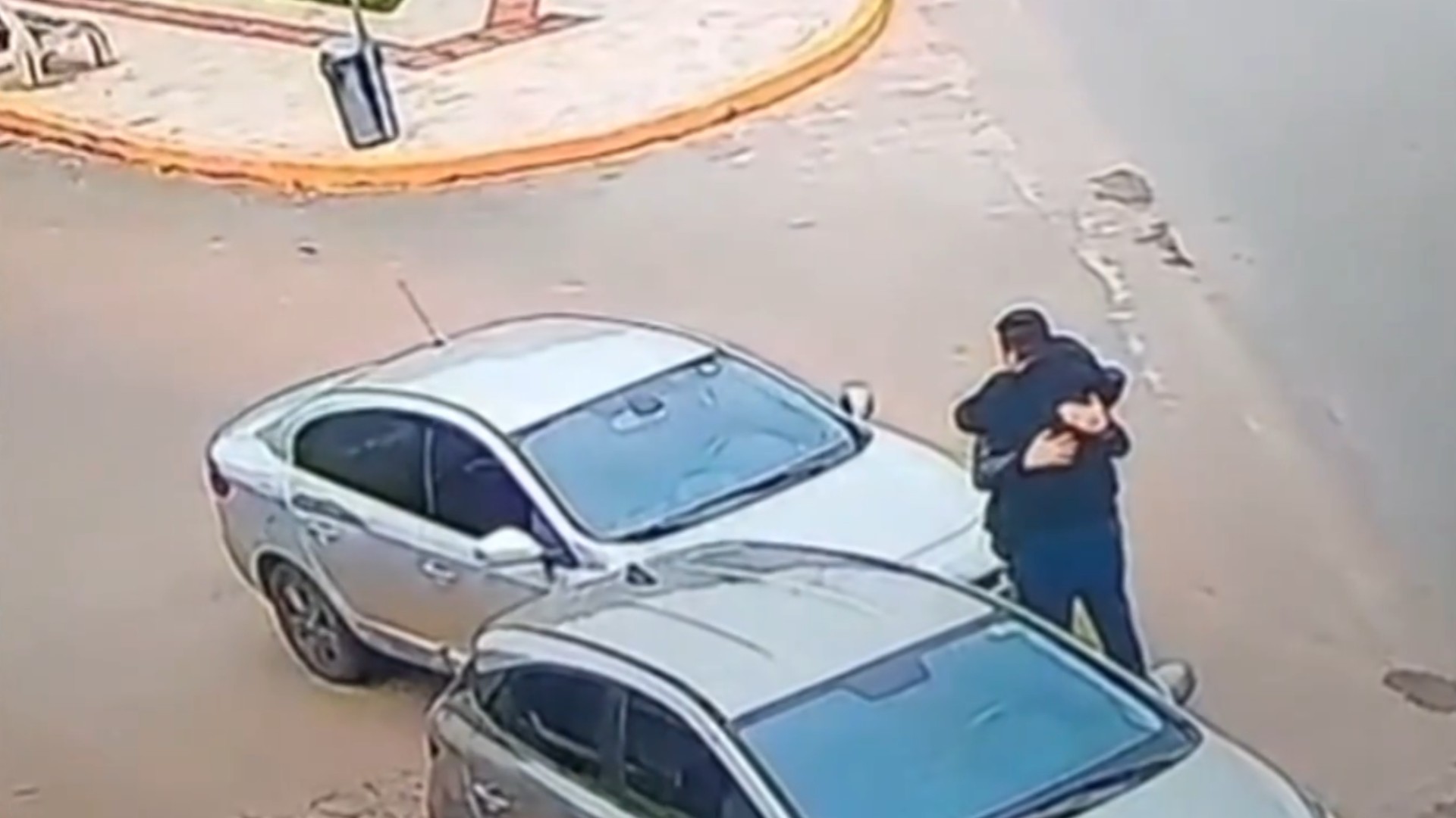 'Achei que iam brigar': pedreiro conta como flagrou abraço após acidente em vídeo que viralizou