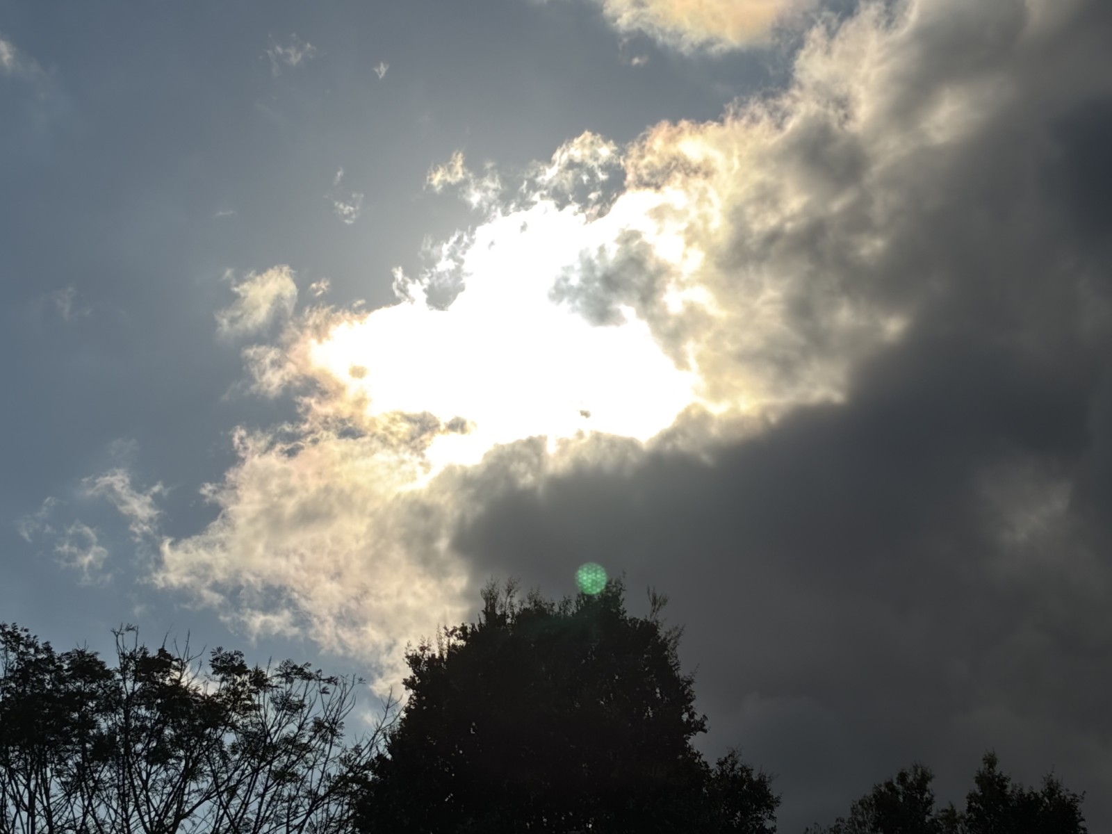 Frente fria deve derrubar temperaturas e trazer chuvas e temporais ao Paraná; veja a previsão do tempo