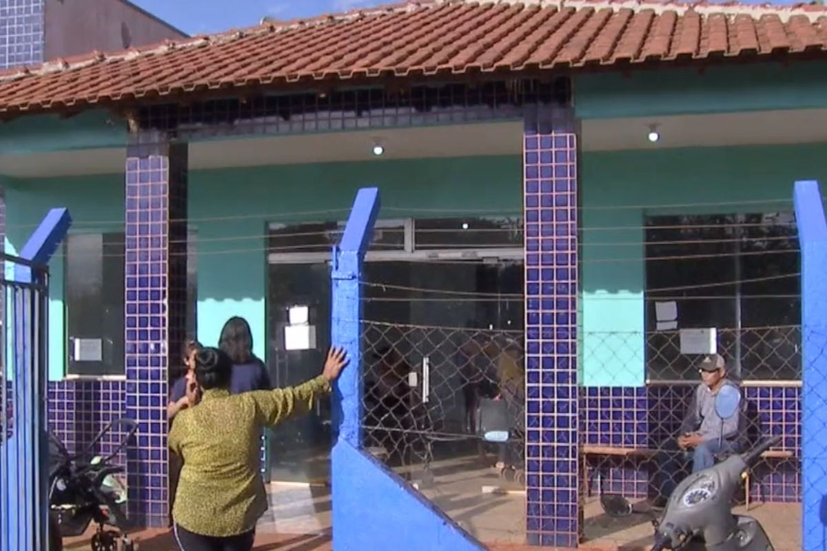Moradores de aldeia reformam UBS após infiltrações colocarem pacientes e servidores em risco; veja vídeo