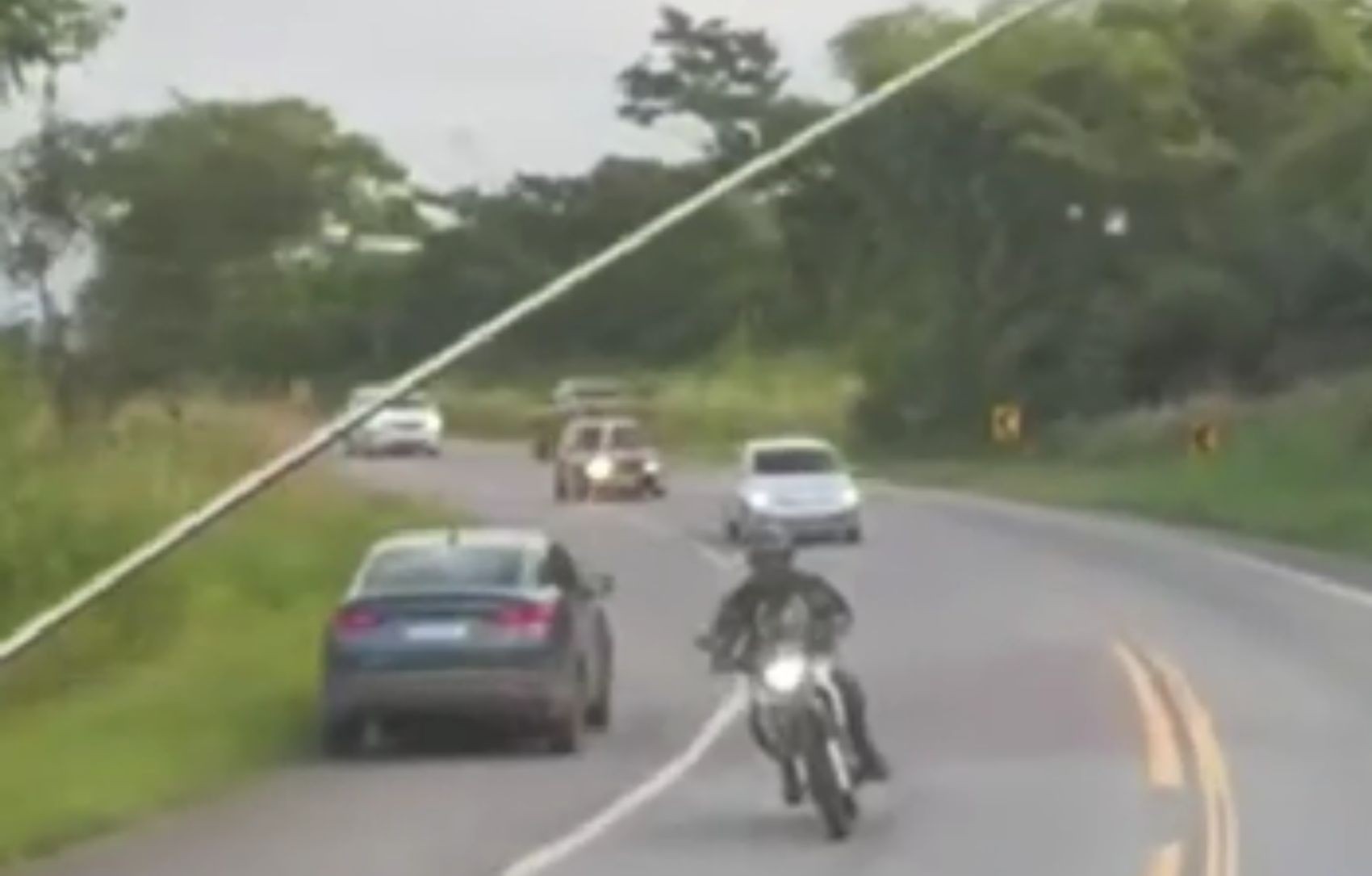 Vídeo mostra motorista dirigindo pela contramão na BR-235 em Sergipe