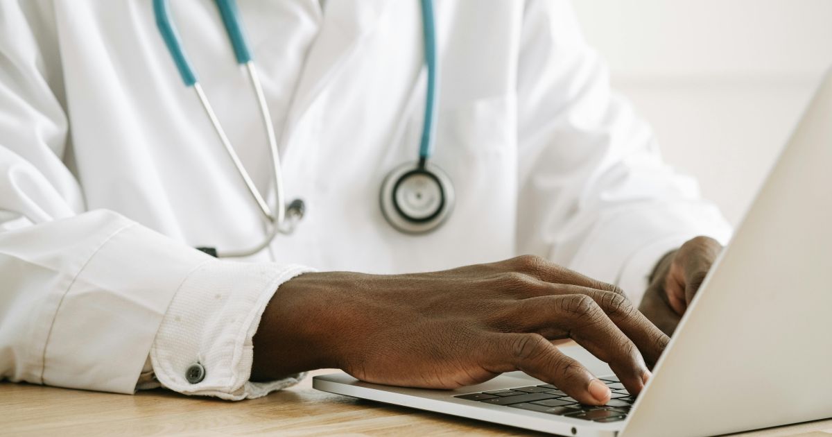Médico que deixou 21 pessoas com perda de visão após cirurgia é condenado