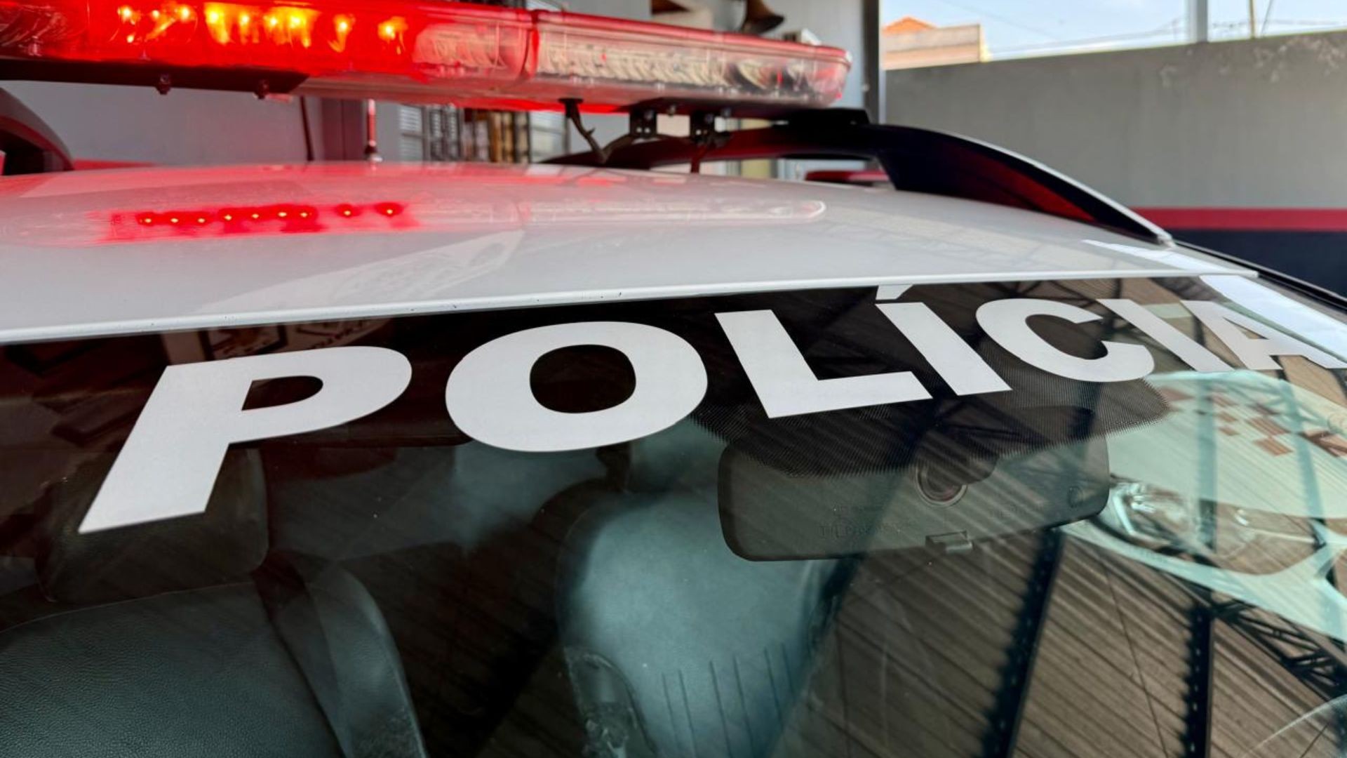 Policial militar é preso após agredir e atirar em ex da companheira em condomínio de Bauru
