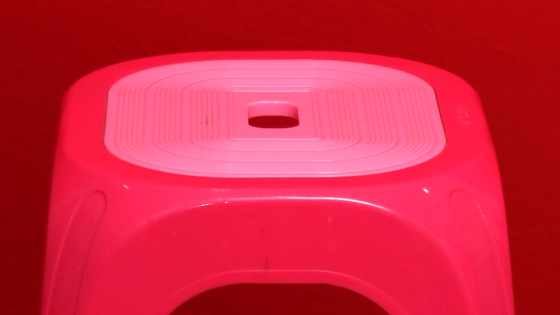 Para que serve o furo no meio da cadeira de plástico? A resposta vai além da estética