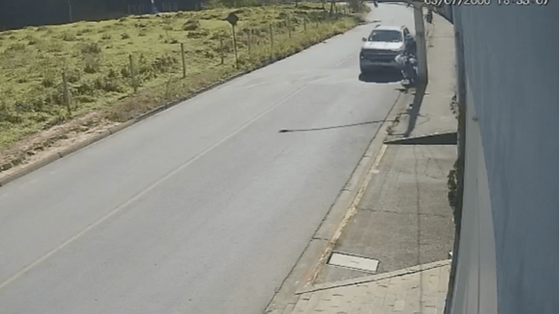 VÍDEO: Motociclista é atropelado em perseguição após discussão e motorista acaba preso por tentativa de homicídio em MG