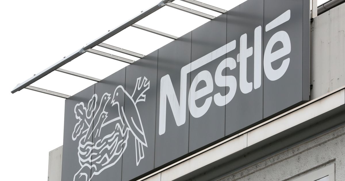 Receita da Nestlé cai 2% em 2025 para US$ 115,8 bilhões; lucro recua 17%