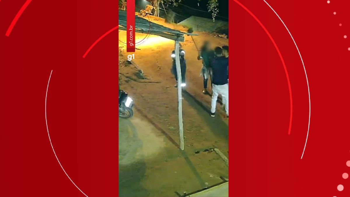 VÍDEO: Gari reage após ser agredida e quebra vassoura ao atingir homem em MG