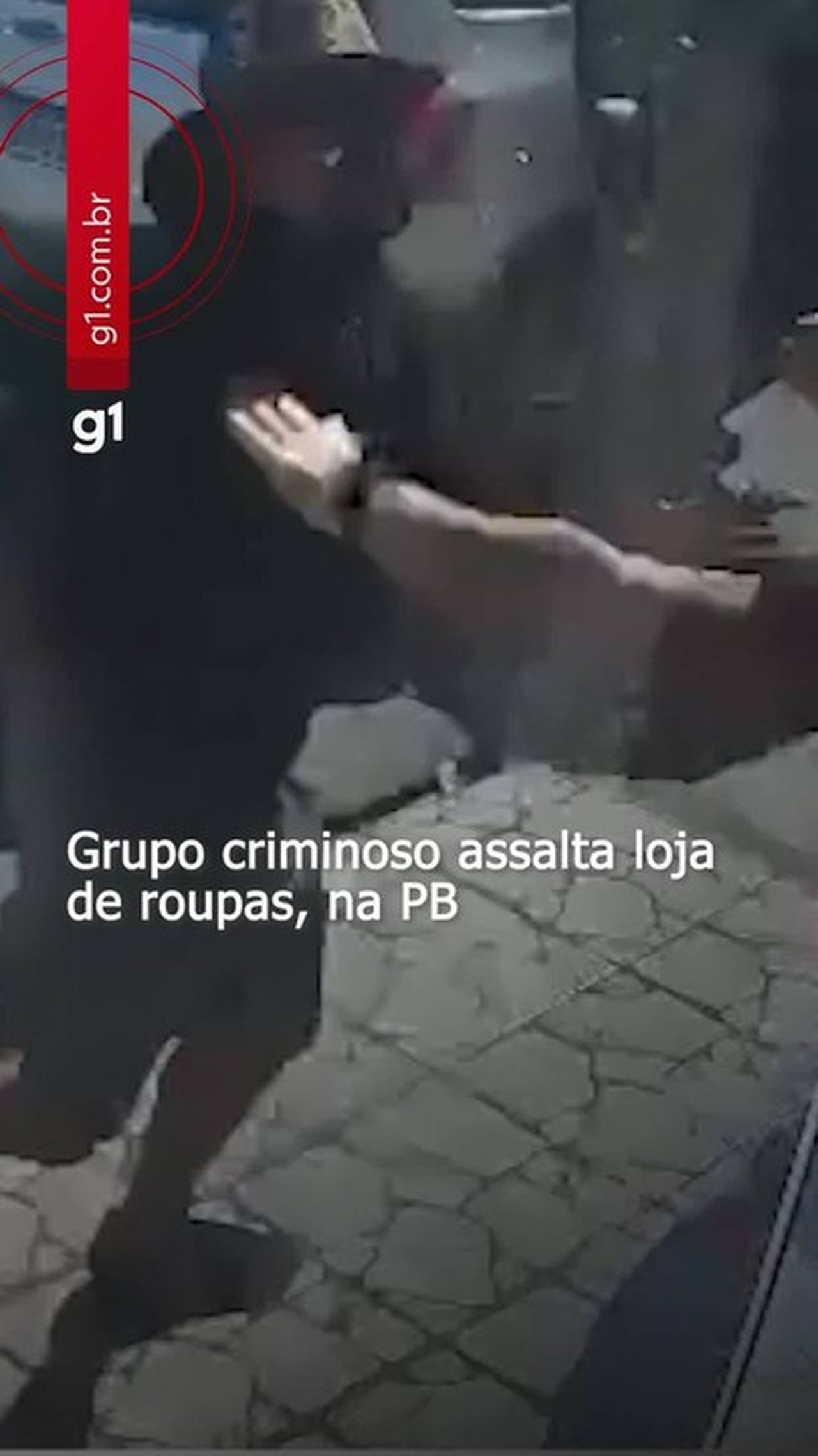 Homem é preso e adolescente é apreendido suspeitos de assaltar loja de roupas, em Campina Grande
