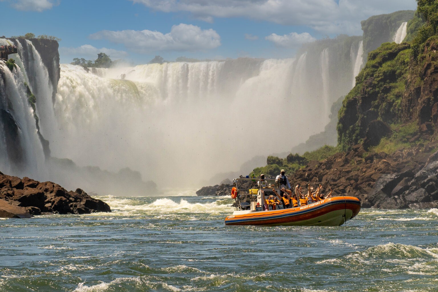 Passeio de barco do Parque Nacional do Iguaçu é suspenso após morte de turista holandês