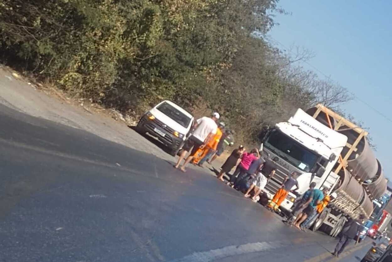 Mulher morre e homem fica ferido em acidente na BR-251, em Montes Claros