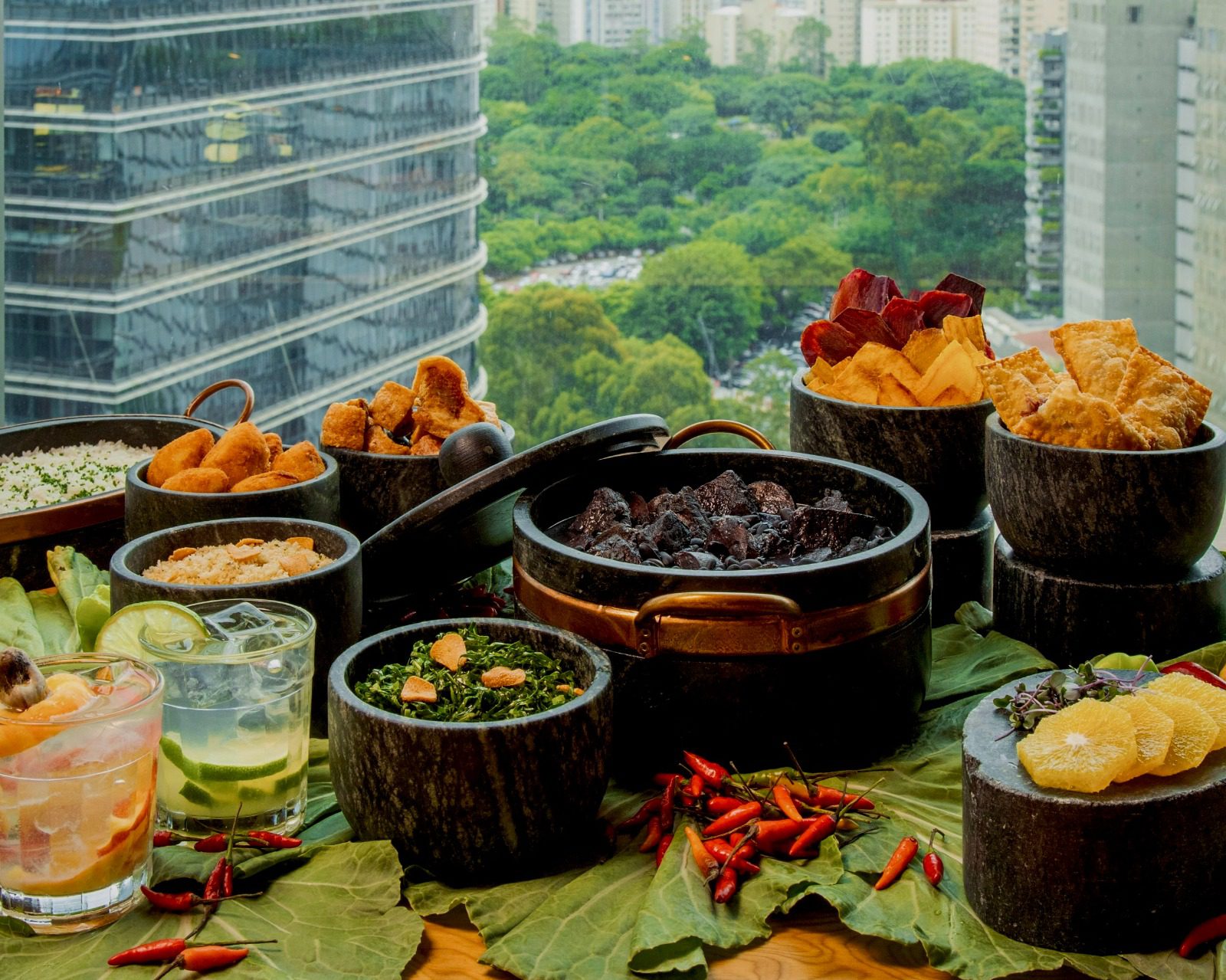 W São Paulo lança Feijoada da Praça 100 com samba ao vivo aos sábados