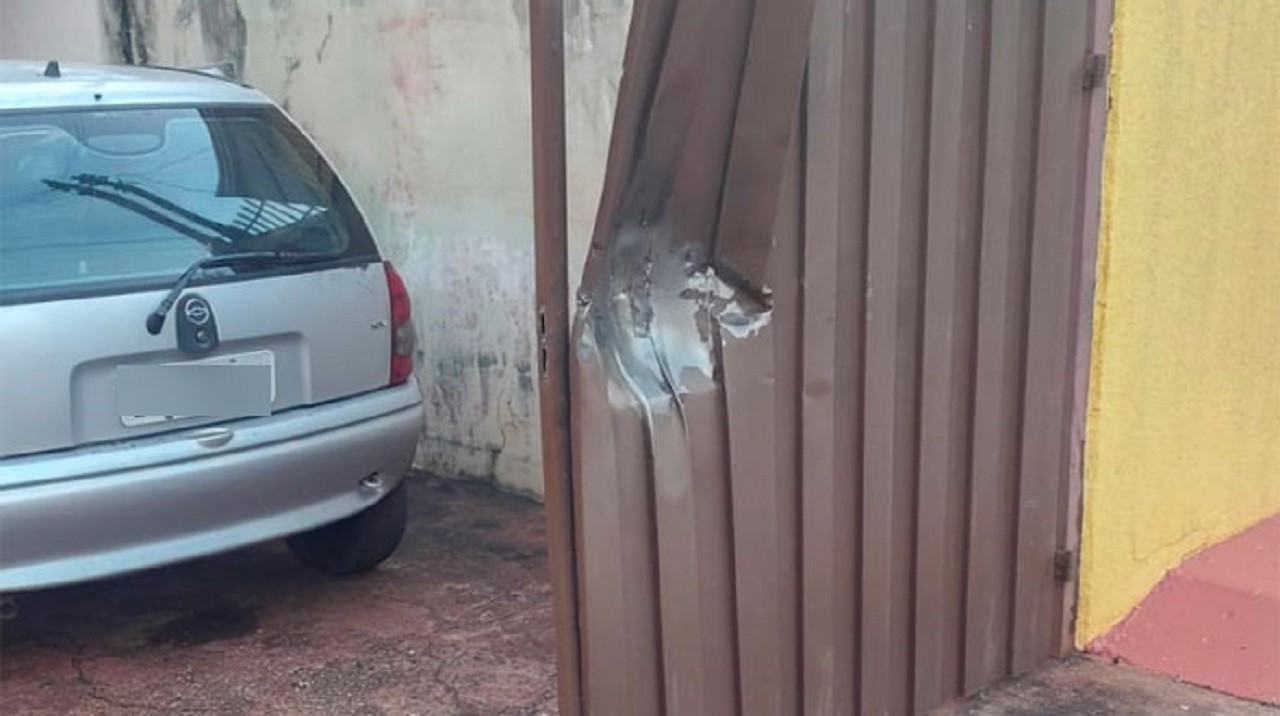Polícia prende suspeito de explodir bomba caseira em portão de casa e ferir homem no interior de SP