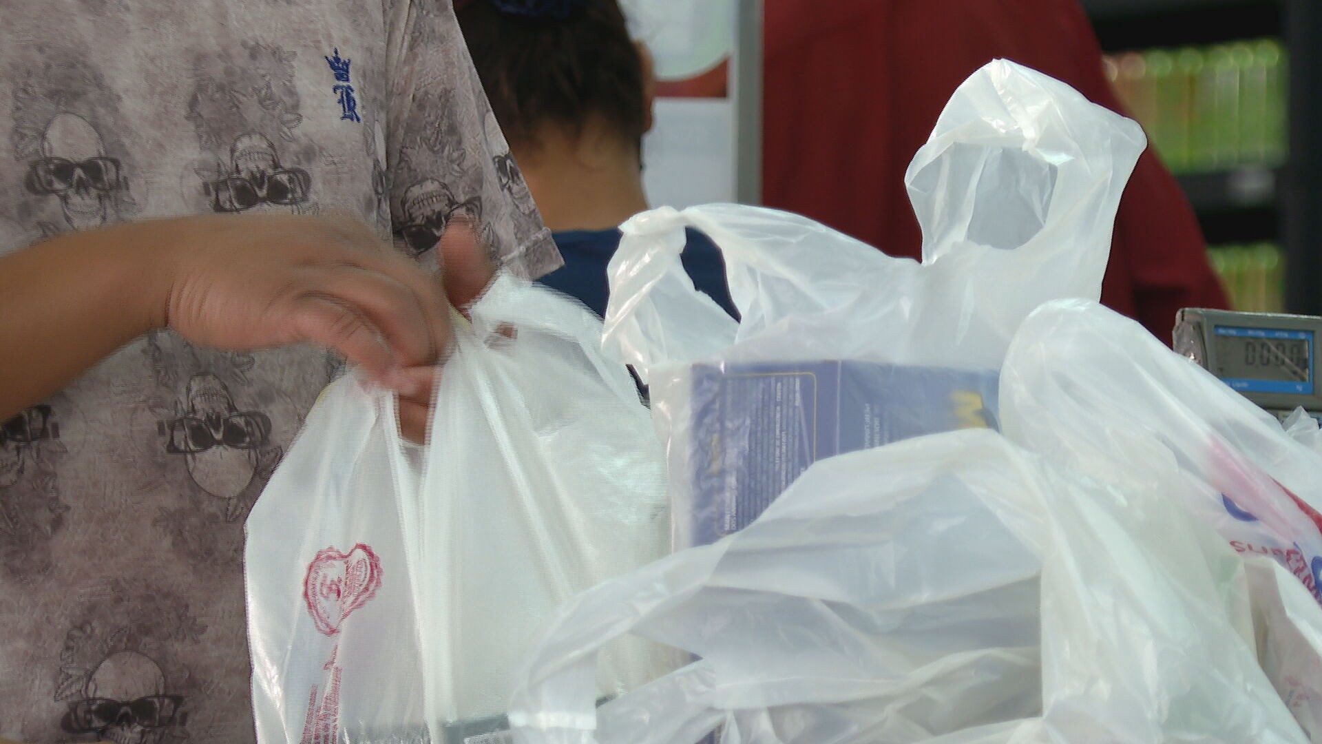 Justiça libera cobrança de sacolas plásticas em supermercados de Marília