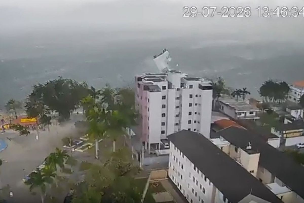 VÍDEO: Vendaval arranca estrutura metálica de cobertura de prédio em Caraguatatuba, no Litoral Norte de SP