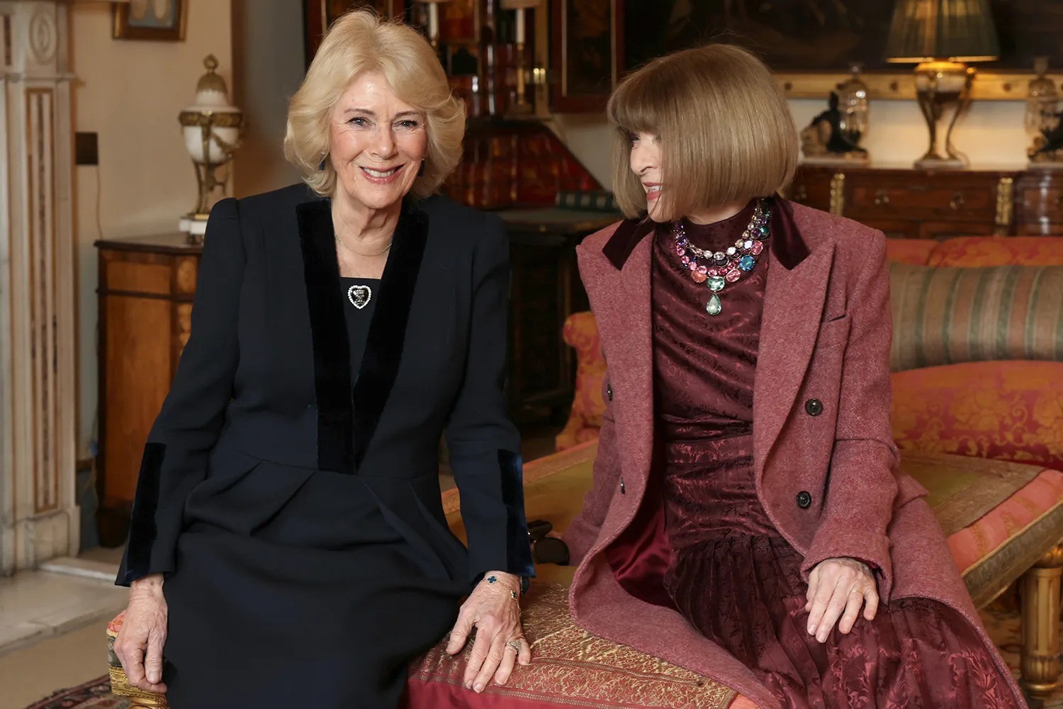 Rainha Camilla veste all black para encontro com Anna Wintour