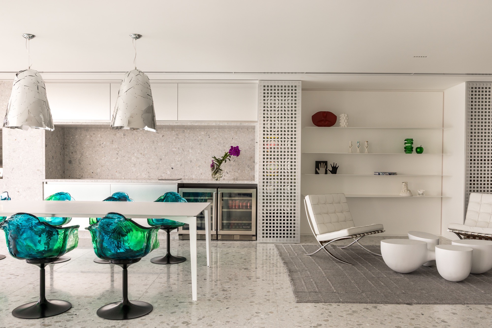 Como criar um apartamento de praia elegante? Este projeto de 230 m² mostra o caminho
