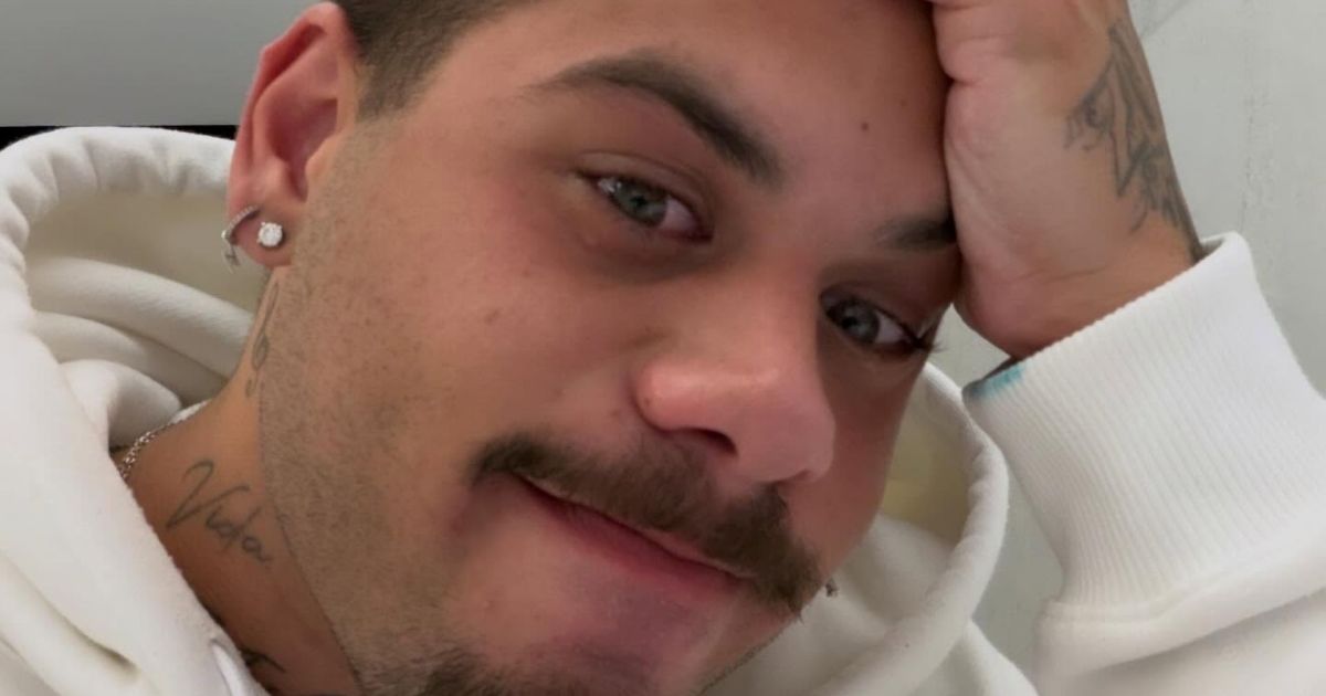 Zé Felipe chora ao falar da falta dos filhos: “Saudade pesa”