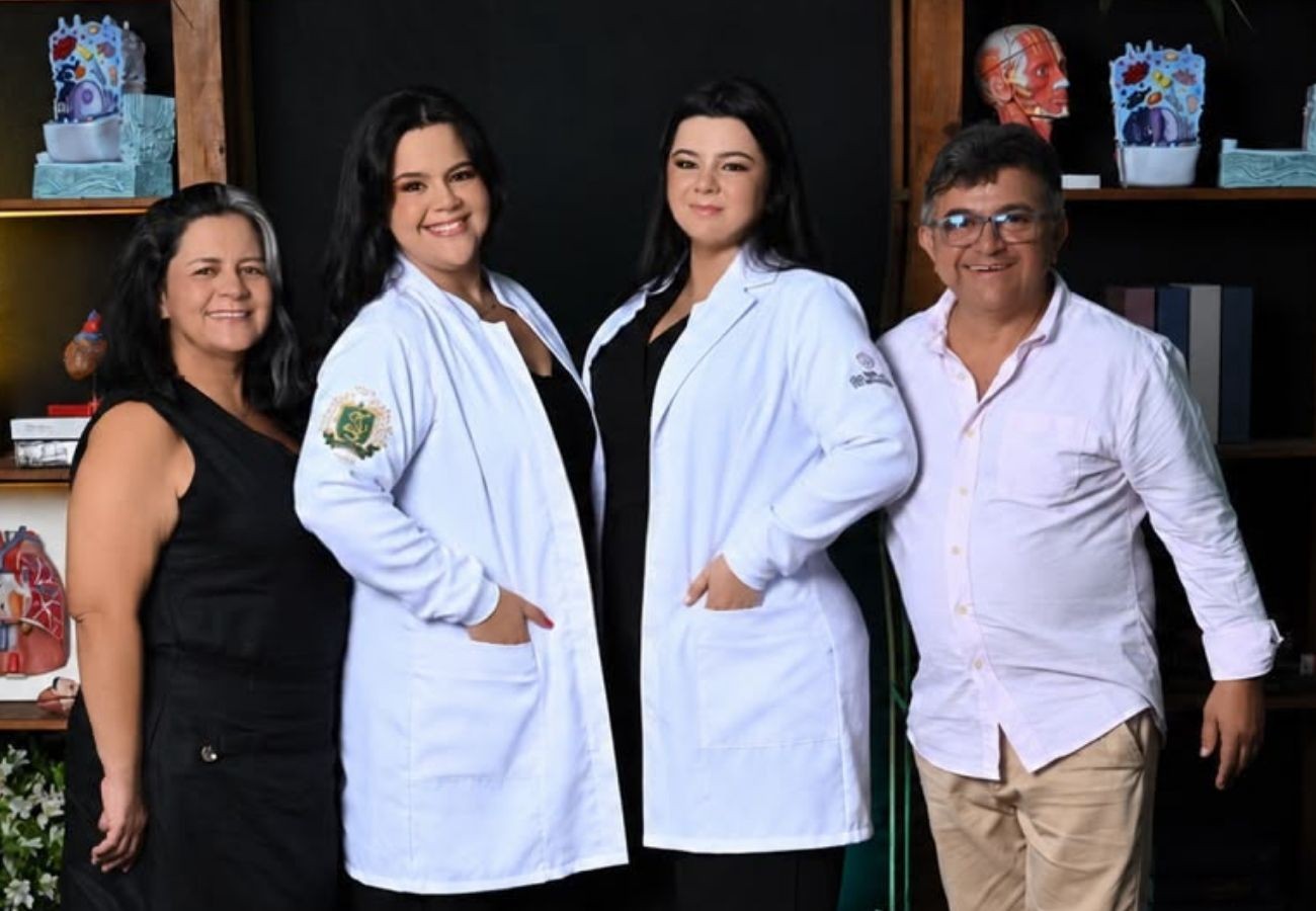 'Elas me ajudam', diz feirante que paga faculdade de medicina das filhas com venda de pastel 