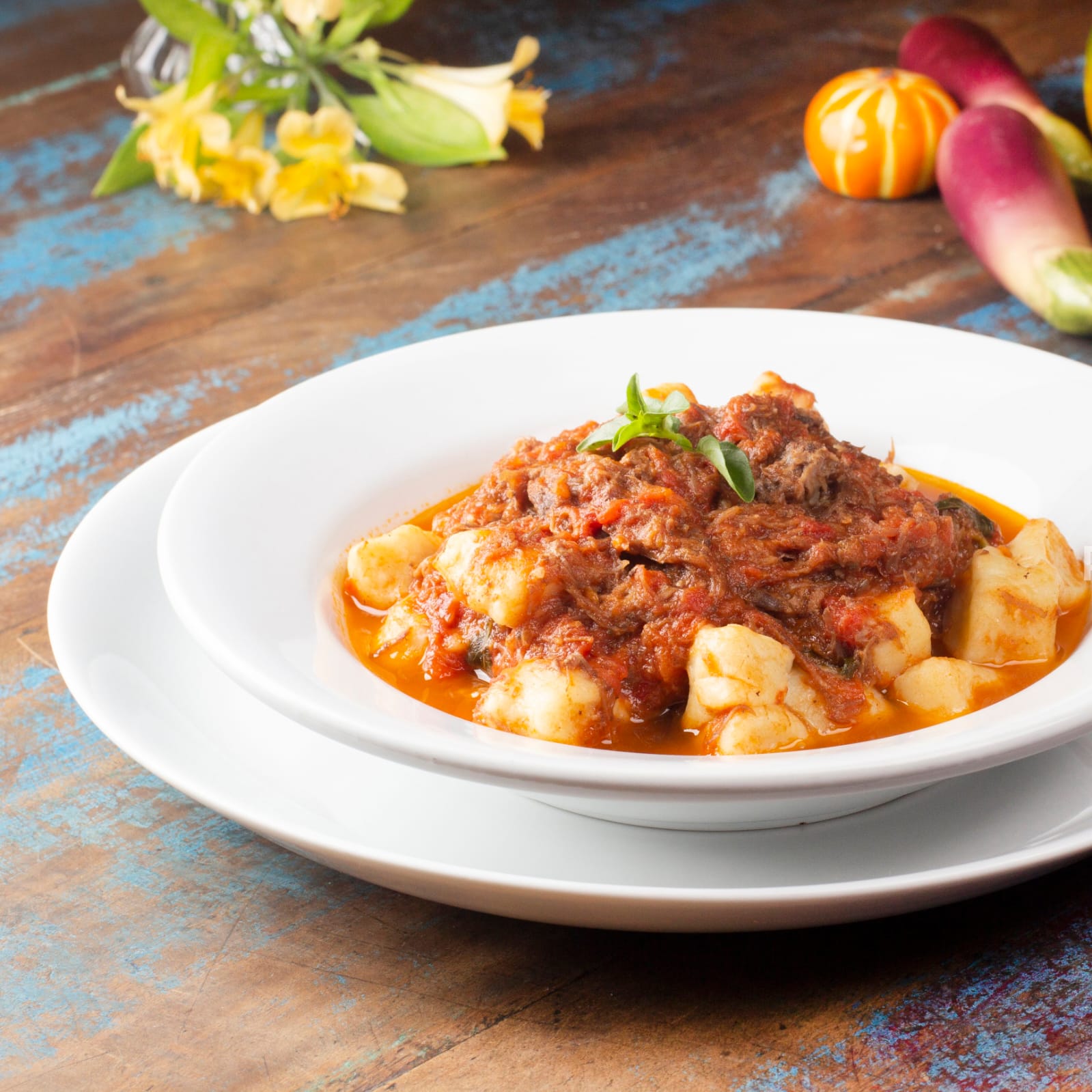 Empório São João celebra 16 anos com menu de clássicos em Pinheiros