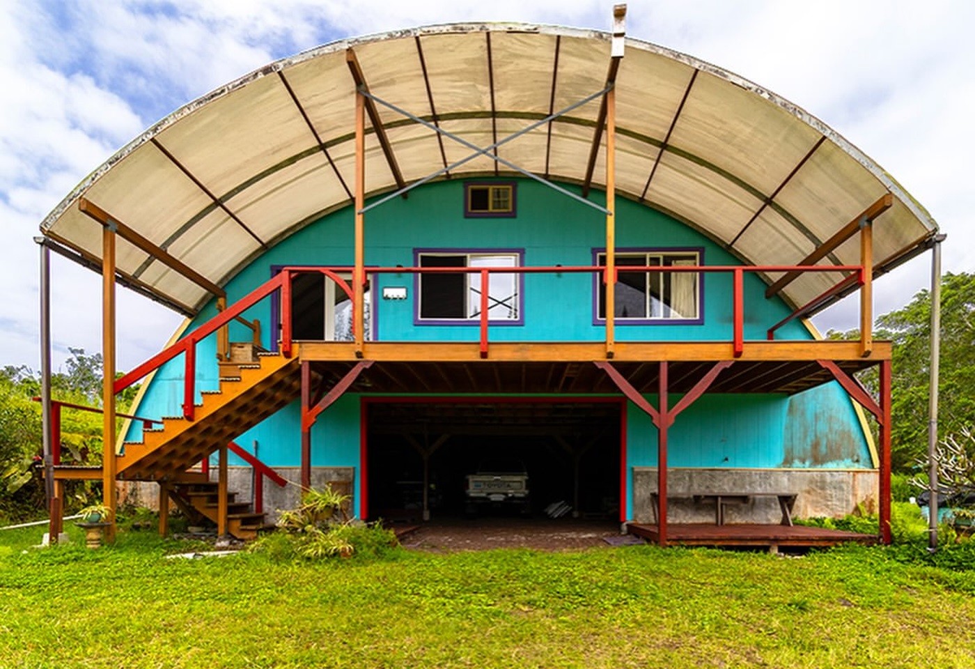 Por dentro do galpão industrial transformado em residência no Havaí