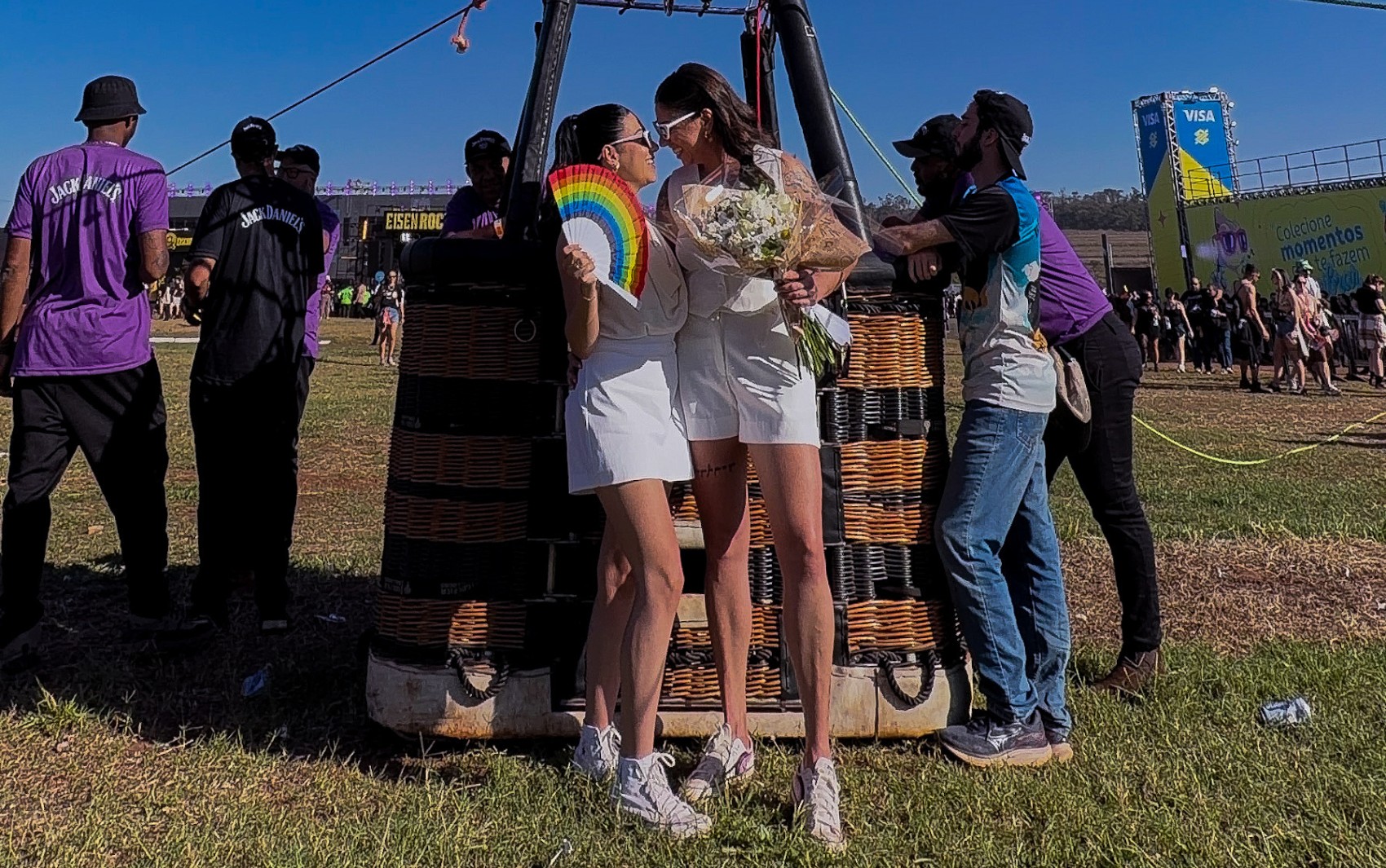 De amigas a noivas: psicólogas fazem ensaio pré-casamento no João Rock após romance nascer no festival