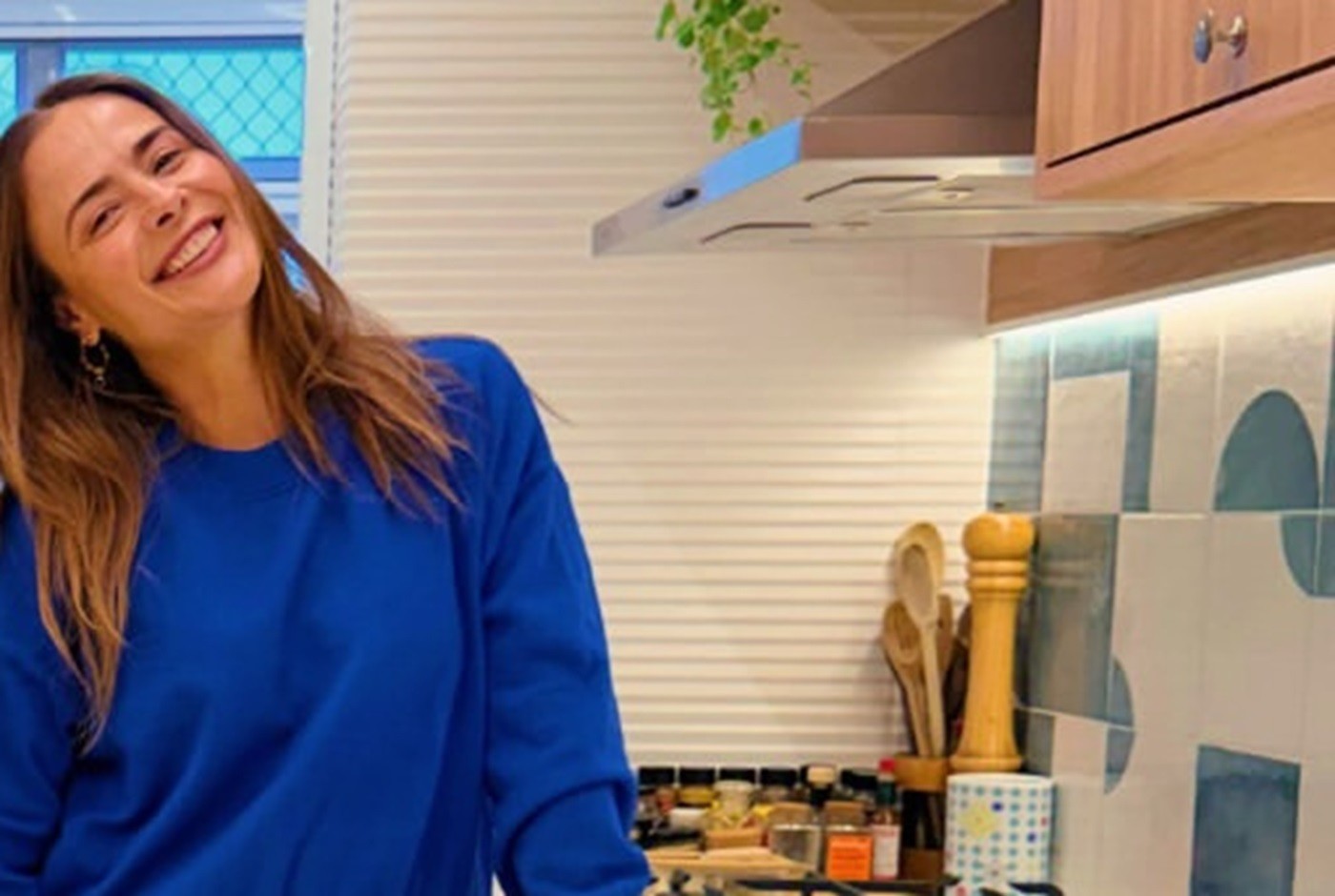 Atriz Juliana Silveira reforma cozinha e aposta em 'clima de fazenda dentro de casa'