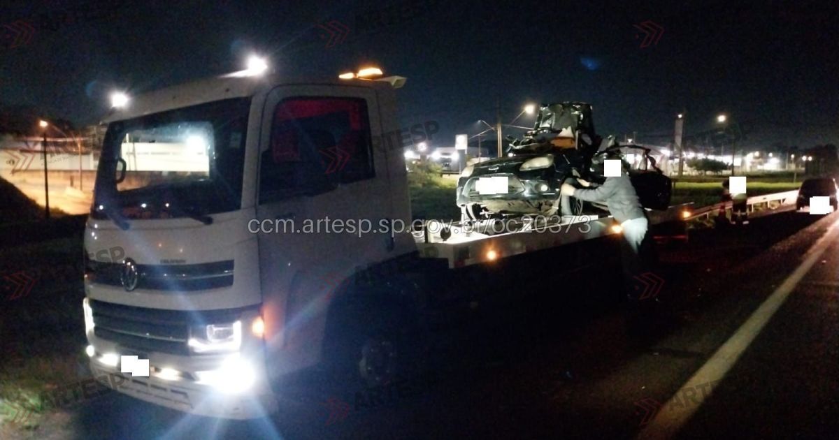 Acidente entre carro e guincho deixa dois mortos no interior de SP