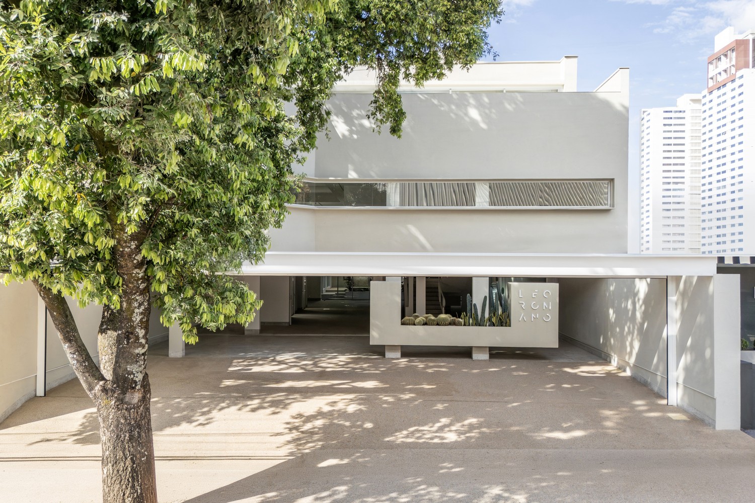 Arquitetura, arte e design se unem em nova galeria de Leo Romano em Goiânia