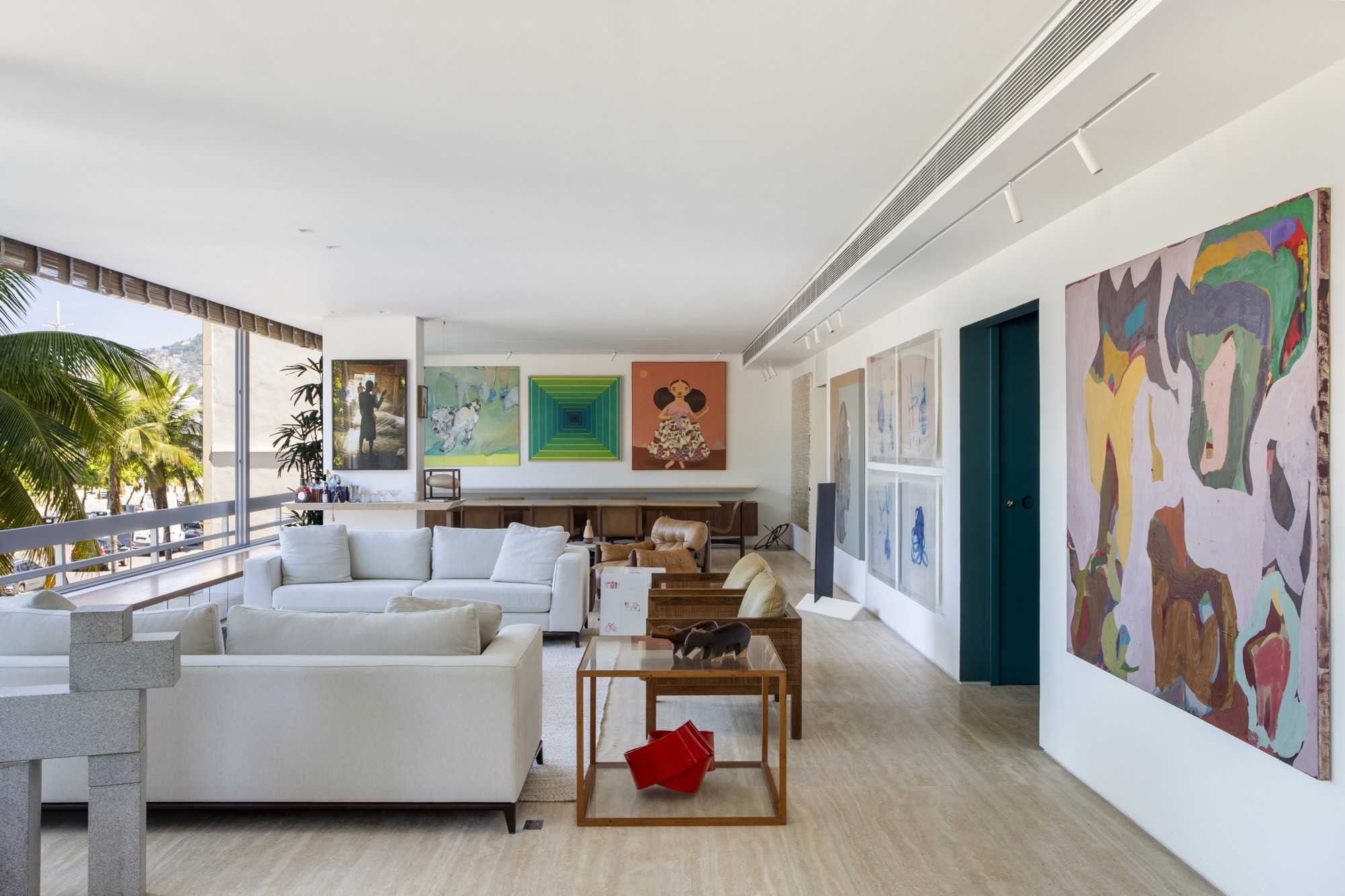 Combo perfeito: arte, design e vista para o mar em apartamento carioca