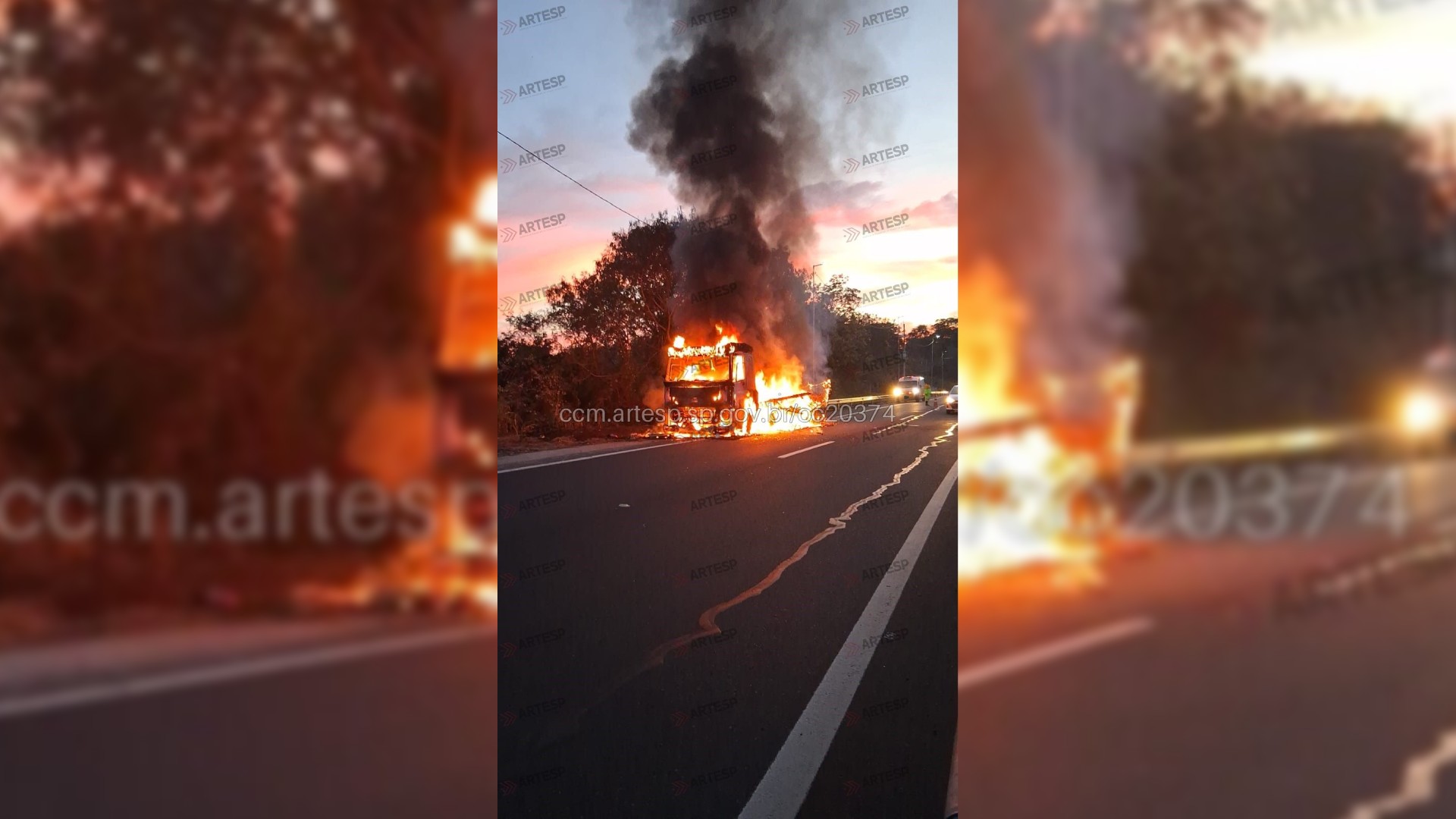 Caminhão carregado com chapas metálicas pega fogo e fica destruído na SP-333 em Echaporã