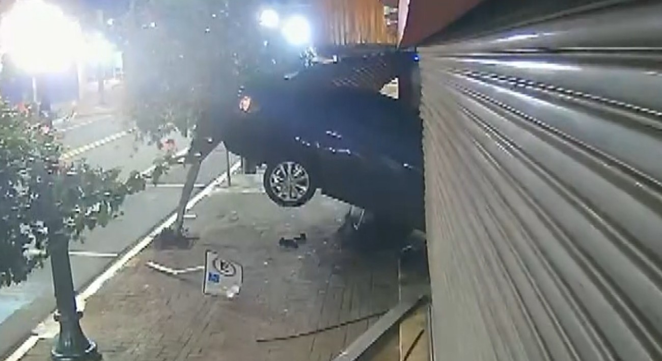 VÍDEO: Carro conduzido por motorista bêbado invade loja do Paraná e fica 'pendurado' na porta