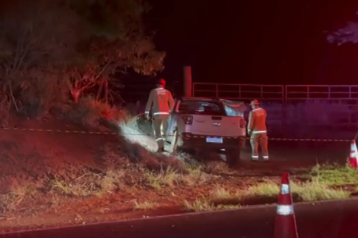 Motorista e passageiro morrem após caminhonete ser atingida por caminhão, no PR